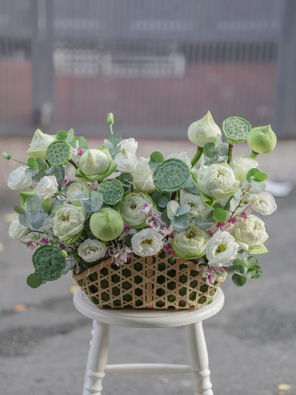 Giỏ hoa sen trắng - Giỏ hoa sen trắng xanh chia buồn
