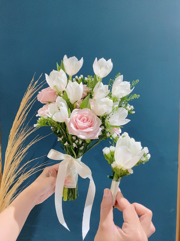 Hoa cưới tulip trắng mix hoa hồng kem - tặng kèm hoa chú rễ