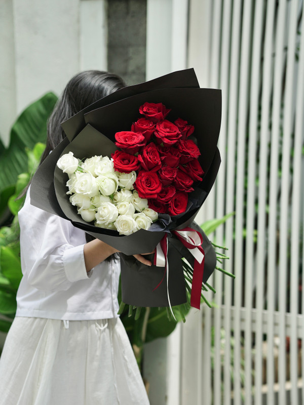 Bó hoa hồng trái tim đỏ trắng tặng người yêu