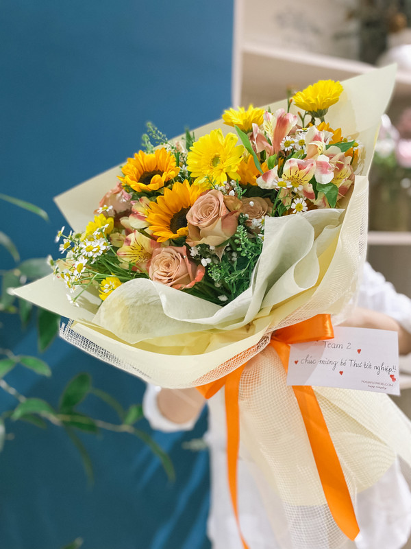 Hoa mừng tốt nghiệp sang trọng - Bó hoa chúc mừng vàng cam