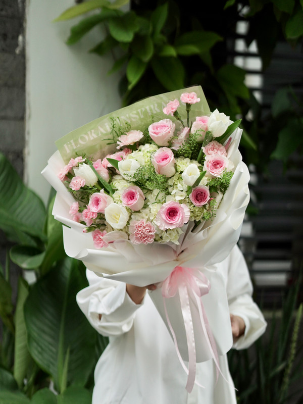 Bó hoa tulip trắng mix hoa hồng nữ tính tặng đối tác
