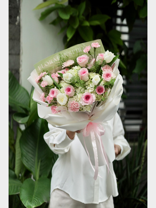 Bó hoa tulip trắng mix hoa hồng nữ tính tặng đối tác