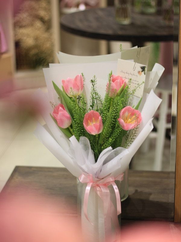 Hoa tặng người thương - Bó hoa tulip Trắng hồng 5 bông