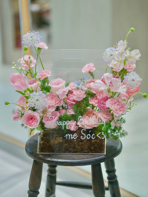 Hoa sinh nhật- Túi hoa mica cứng sang trọng tặng người yêu