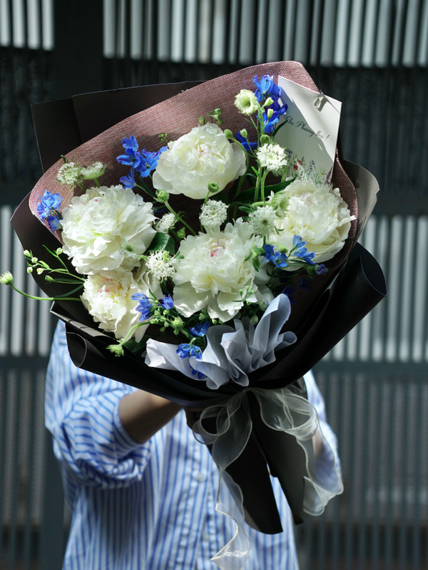 Bó hoa peony trắng mix hoa xanh dương sang trọng
