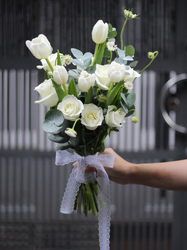 Hoa cưới tulip tươi - Hoa tulip trắng mix hoa hồng