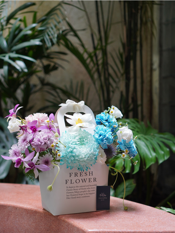 Giỏ hoa xanh tím tặng sinh nhật sang trọng