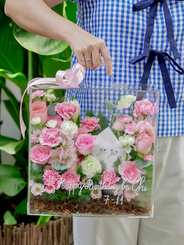 Hoa thiết kế - Hộp hoa mica cứng thiết kế quà theo yêu cầu (không bao gồm quà tặng)