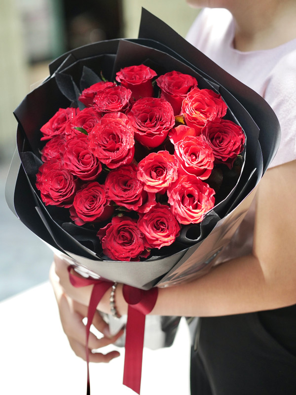 Bó hoa hồng đỏ mạnh mẽ cá tính tặng bạn gái
