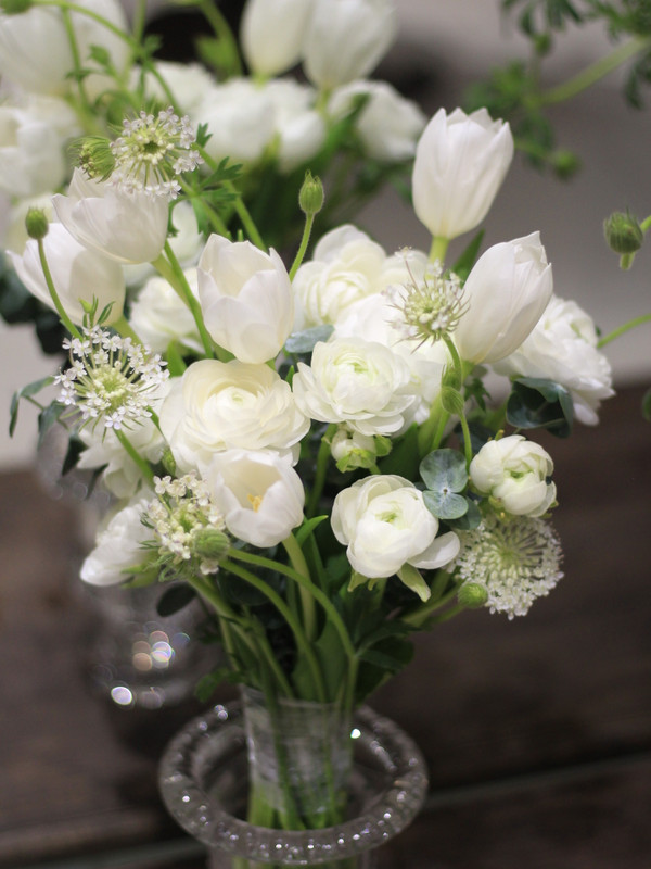 Hoa cưới tulip trắng mix hoa mao lương trắng