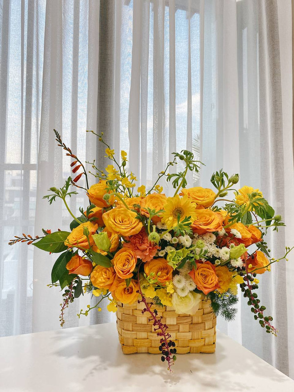 Giỏ hoa hồng cam chúc mừng