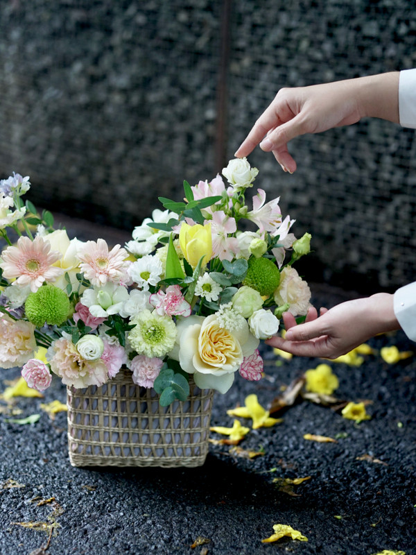 Giỏ hoa mùa hạ - Giỏ hoa vàng xanh mùa hạ tặng sinh nhật bạn bè