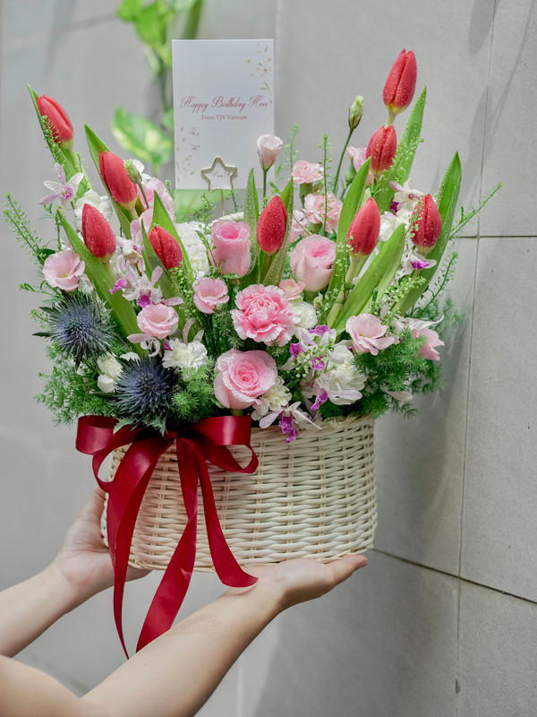 Giỏ hoa tulip đỏ - Giỏ hoa tulip đỏ sang trọng, lãng mạn tặng vợ