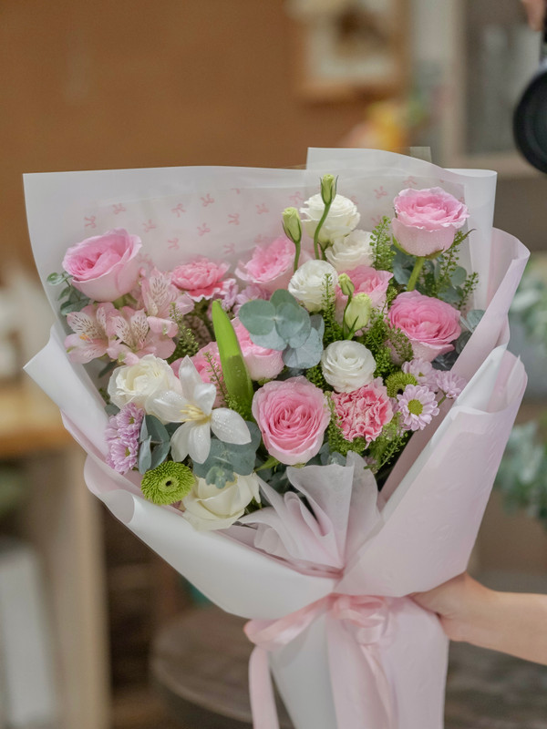 Bó hoa tone hồng trắng tặng sinh nhật người yêu