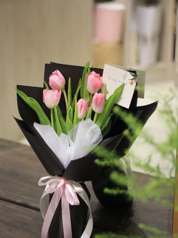 Hoa sinh nhật - Bó hoa tulip hồng gói giấy đen sang trọng độc đáo