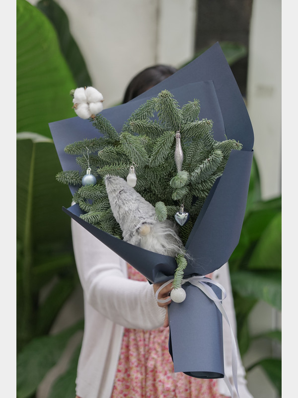 Bó hoa thông tươi trang trí gấu