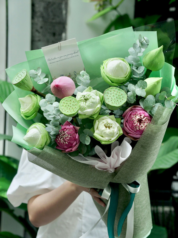 Bó hoa sen tặng đối tác sang trọng ý nghĩa