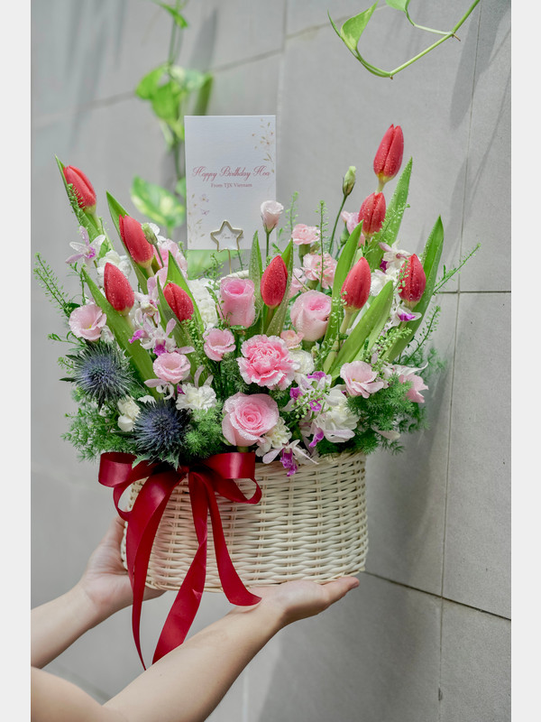 Giỏ hoa tulip đỏ - Giỏ hoa tulip đỏ sang trọng, lãng mạn tặng vợ