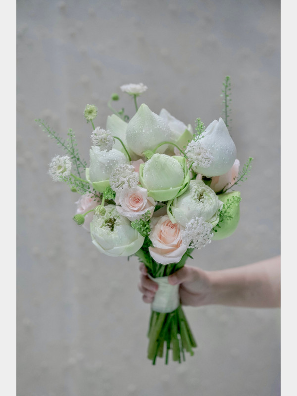 Bó hoa cưới sen trắng trang nhã