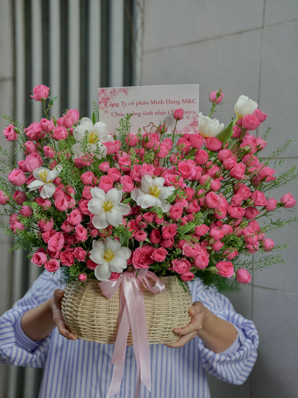 Giỏ hoa Sophia mix tulip trắng sang trọng tặng sếp nữ