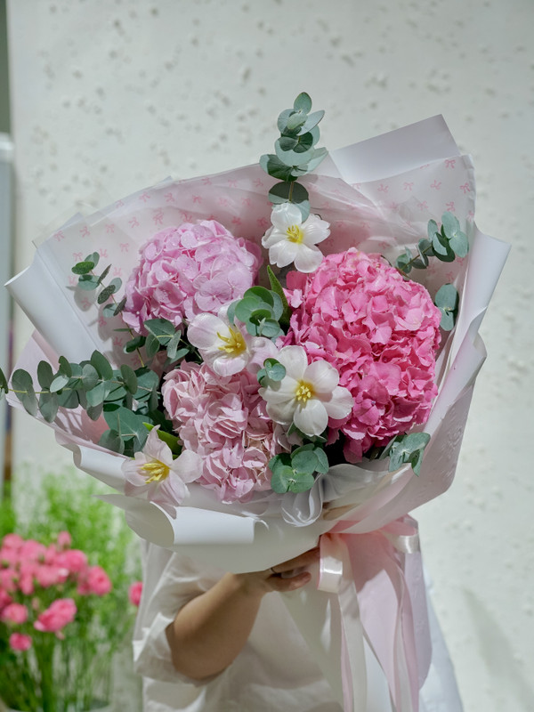 Bó hoa tú cầu hồng mix tulip 