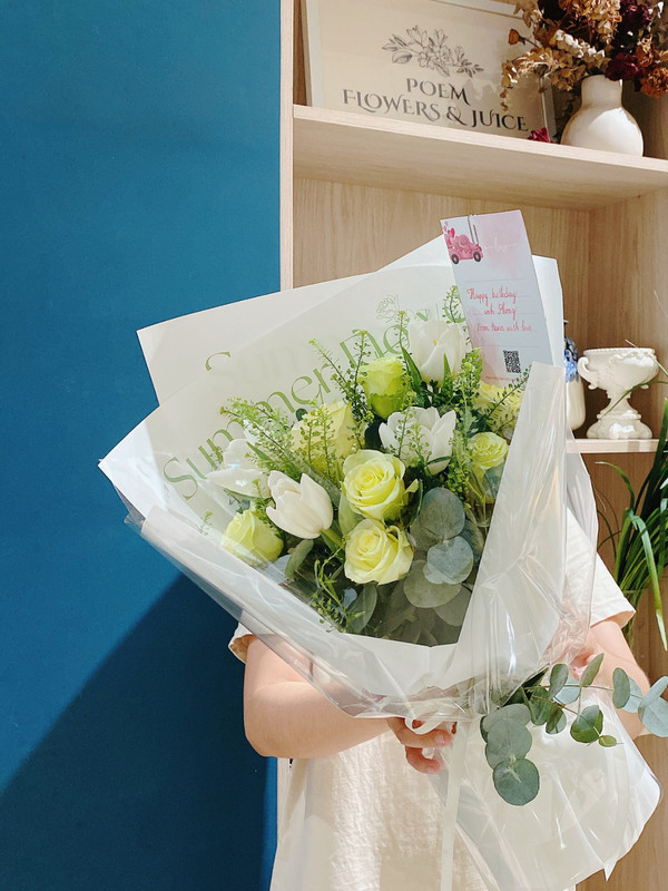 Hoa tặng người thương - Bó hoa sinh nhật tulip trắng mix hoa hồng xanh tươi mát 