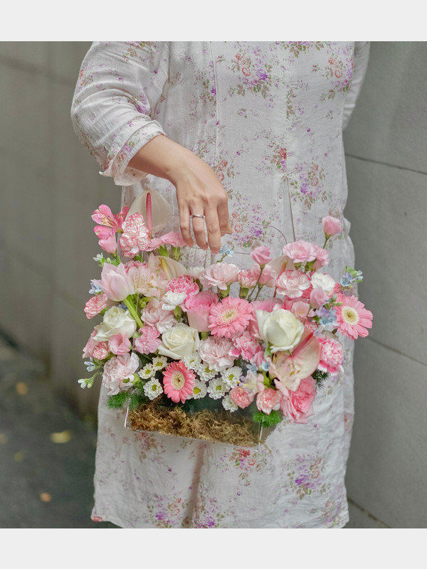 Hoa thiết kế- Giỏ hoa mica túi xách trắng hồng tặng vợ sang trọng