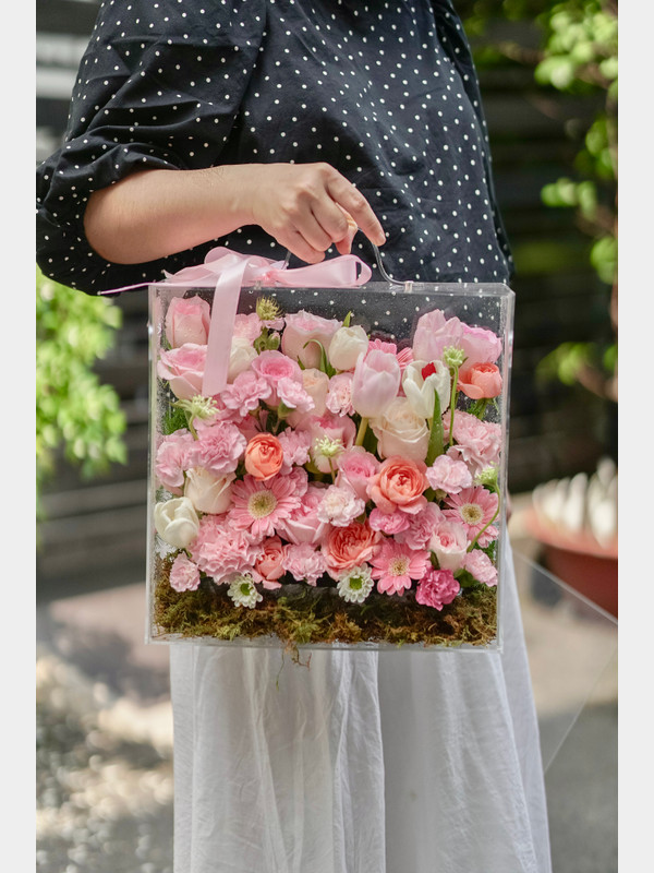 Hộp hoa mica sang trọng tặng người yêu