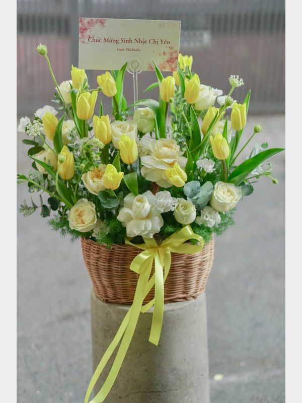 Giỏ hoa tulip vàng tặng sếp