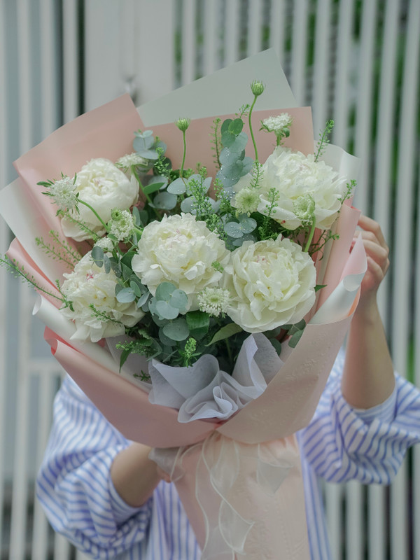 Bó hoa mẫu đơn peony trắng sang trọng tặng người yêu