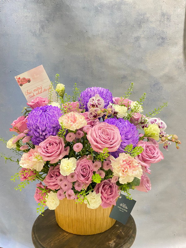 Giỏ hoa tone tím tặng mẹ sang trọng nhã nhặn