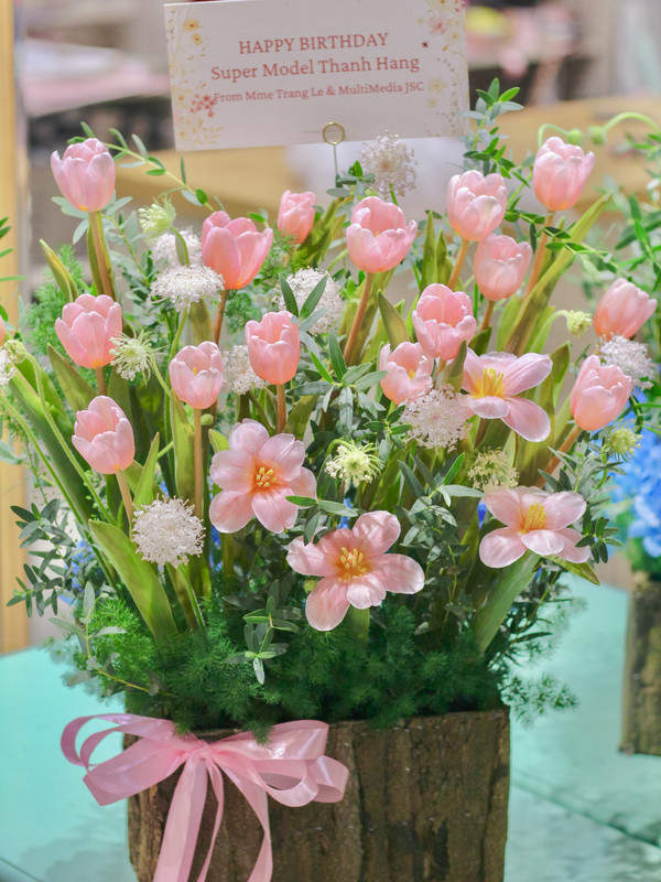 Bình hoa tulip sang trọng - Giỏ hoa tulip hồng đào tặng đối tác sang trọng