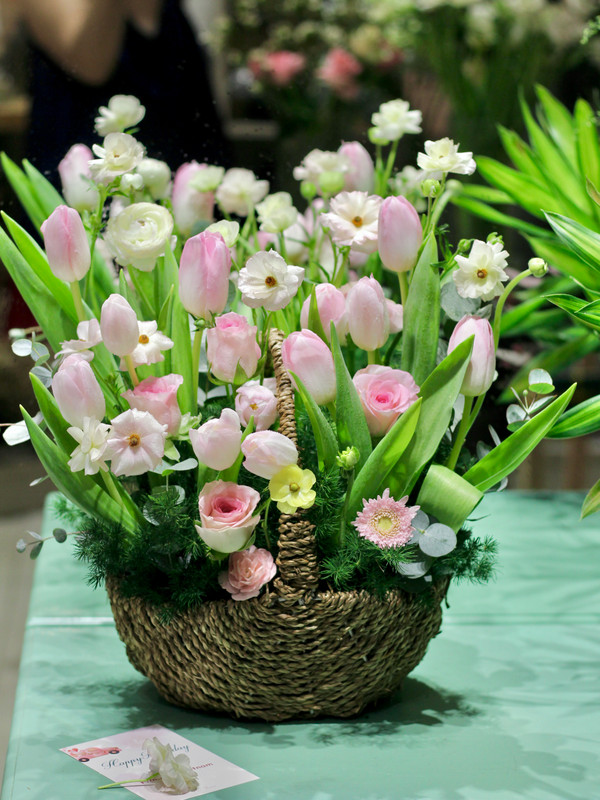 Giỏ hoa sinh nhật - Giỏ hoa tulip sang trọng tặng sinh nhật sếp, đối tác