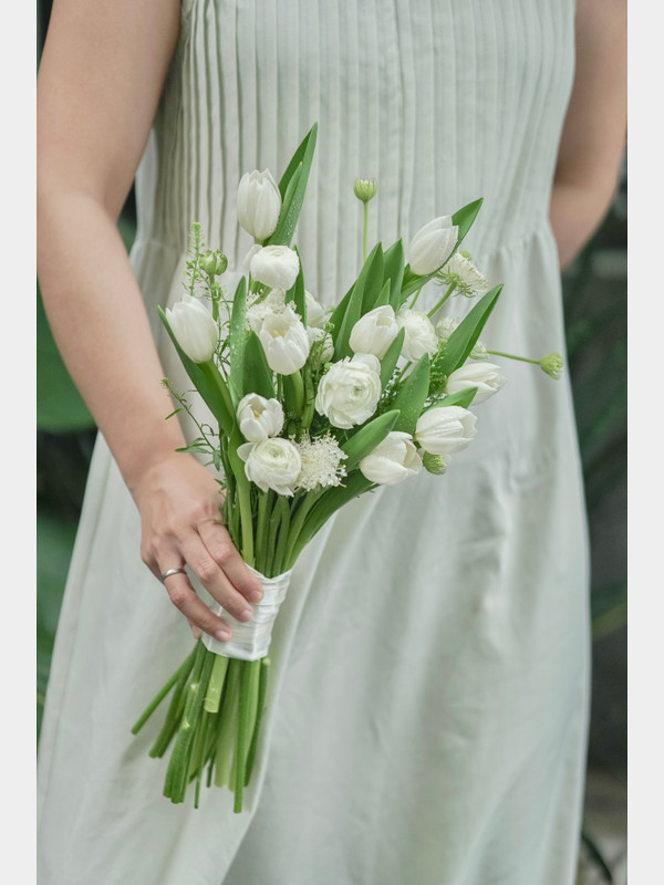 Bó hoa cưới tulip trắng mix mao lương sang trọng