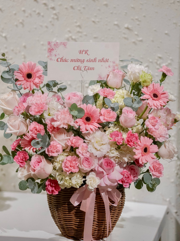 Giỏ hoa chúc mừng sinh nhật tone hồng