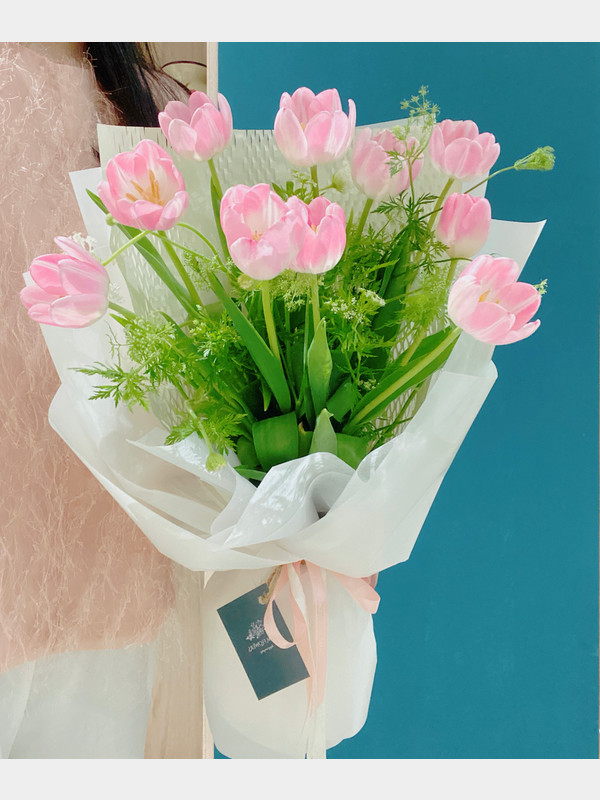 Hoa sinh nhật - Bó hoa tulip hồng 10b mix ren trắng sang trọng, lãng mạn bạn gái