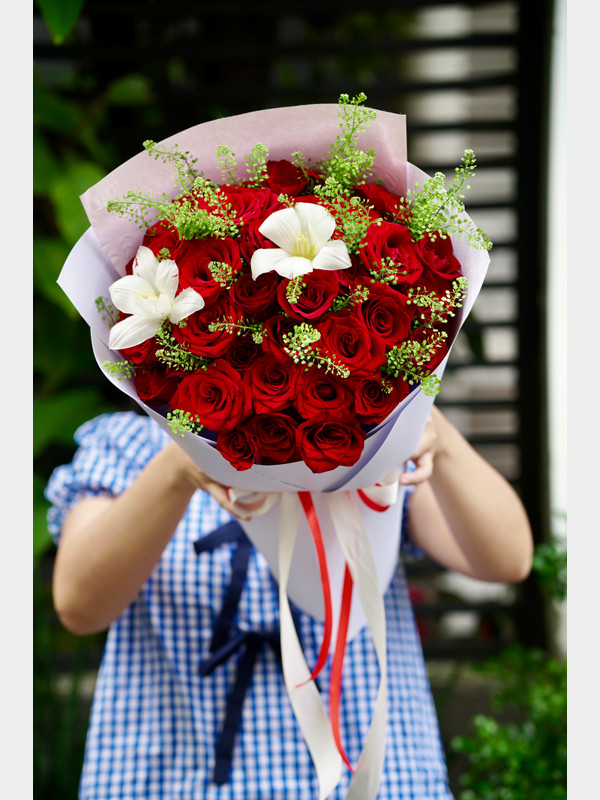 Bó hoa hồng đỏ mix tulip trắng
