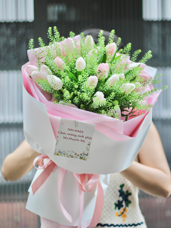 Bó hoa sinh nhật tulip trắng hồng nhạt tặng sinh nhật