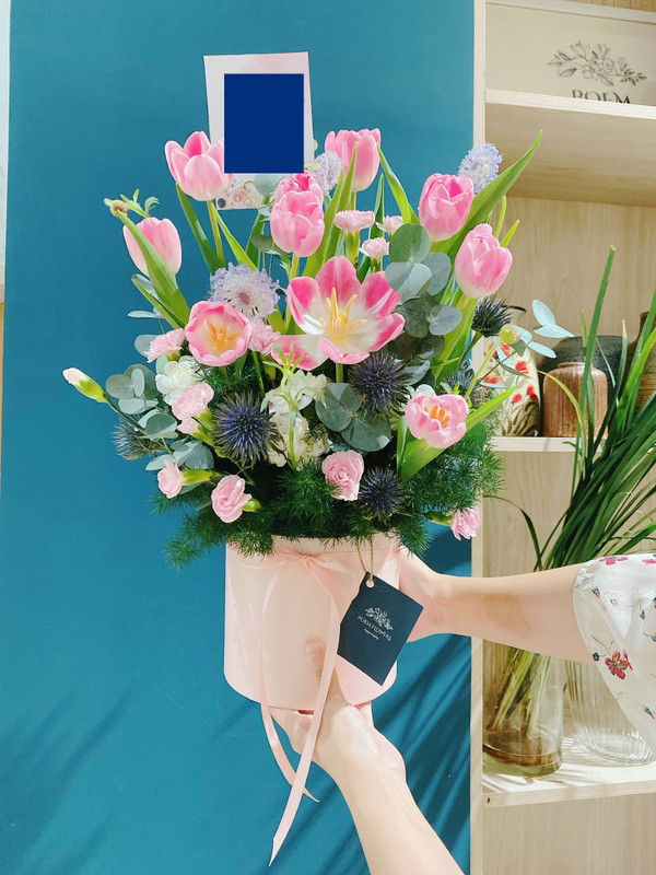 Giỏ hoa tulip hồng hiện đại sang trọng - tặng vợ, tặng mẹ, tặng đối tác