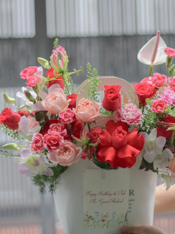 Túi hoa tươi - túi hoa tone đỏ cam rực rỡ chào ngày mới