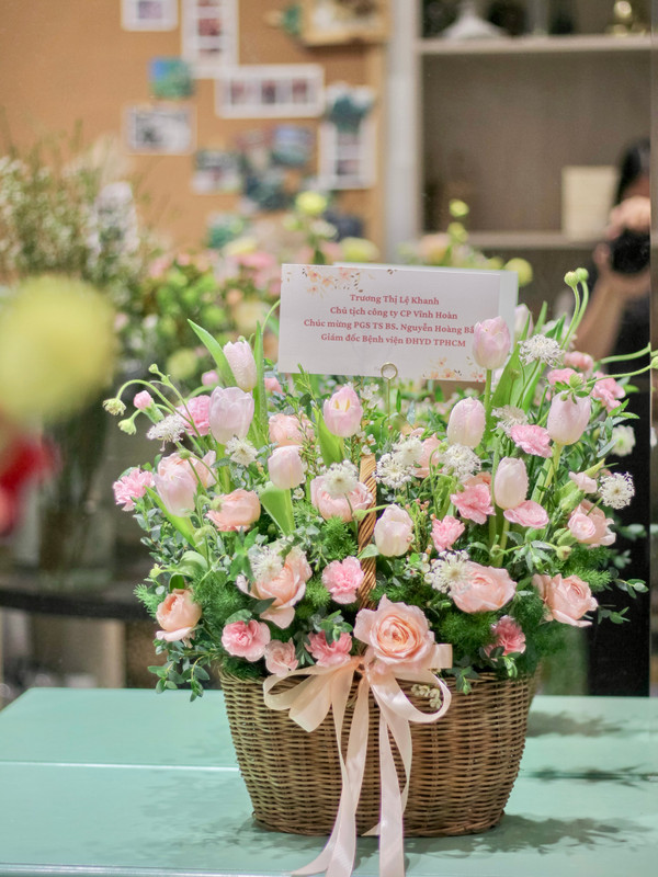 [Hoa 20/10] Giỏ hoa tulip hồng nhập khẩu Hà Lan sang trọng tặng sếp, đối tác