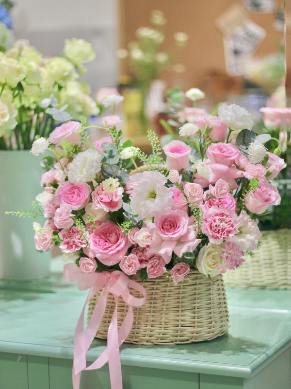 Giỏ hoa sinh nhật - Giỏ hoa hồng nhạt nhẹ nhàng tặng mẹ, tặng đồng nghiệp