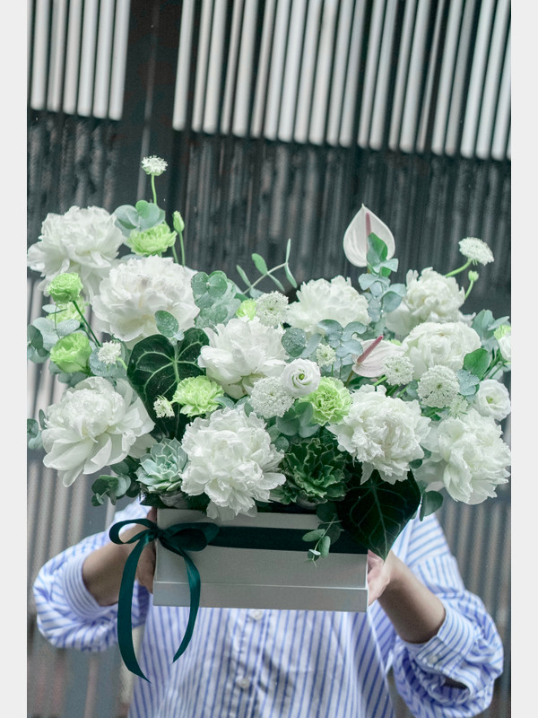 Hoa sinh nhật - Giỏ hoa peony trắng tặng sếp sang trọng