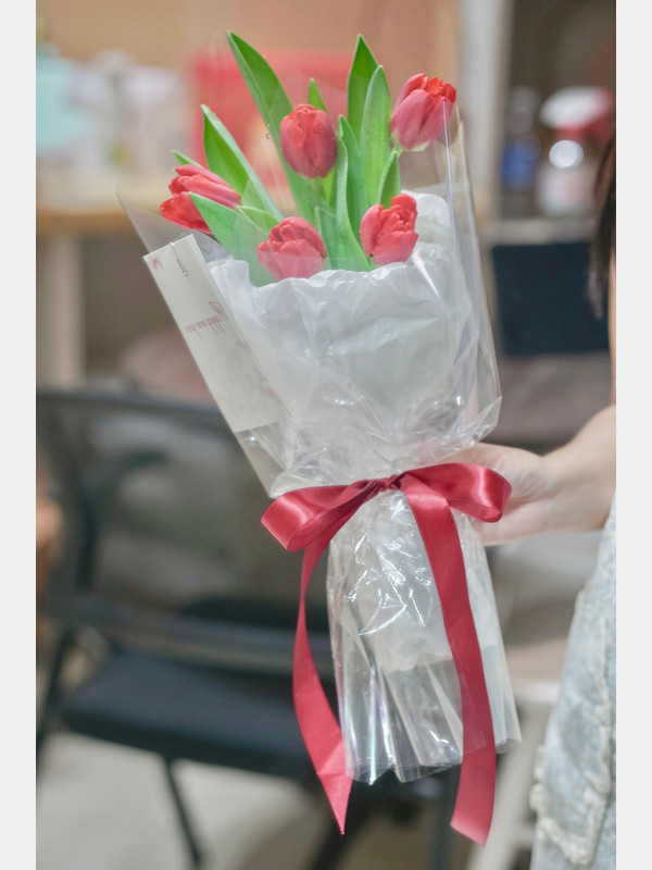 Bó hoa tulip đỏ hiện đại tặng người yêu
