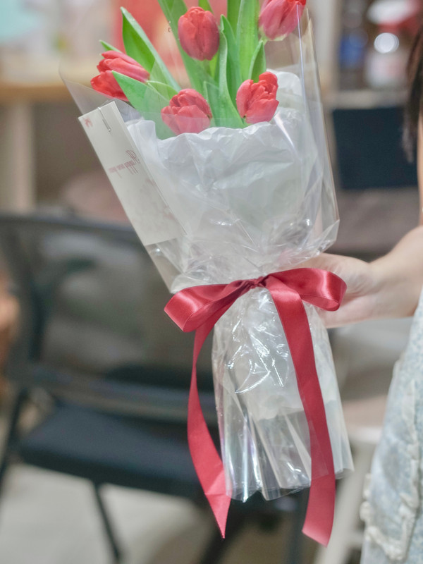 Bó hoa tulip đỏ hiện đại tặng người yêu