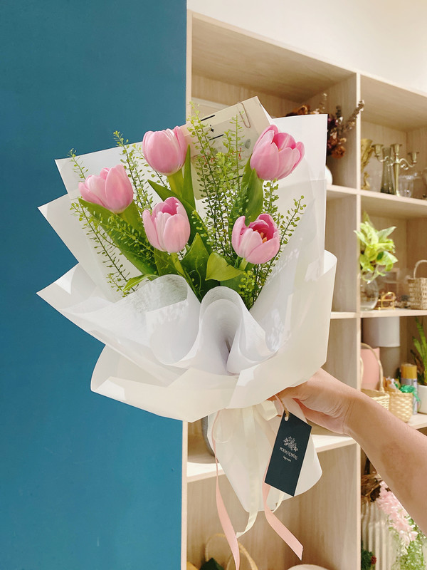 Hoa tặng người yêu - Bó hoa tulip hồng 5 bông - tặng kỷ niệm ngày yêu