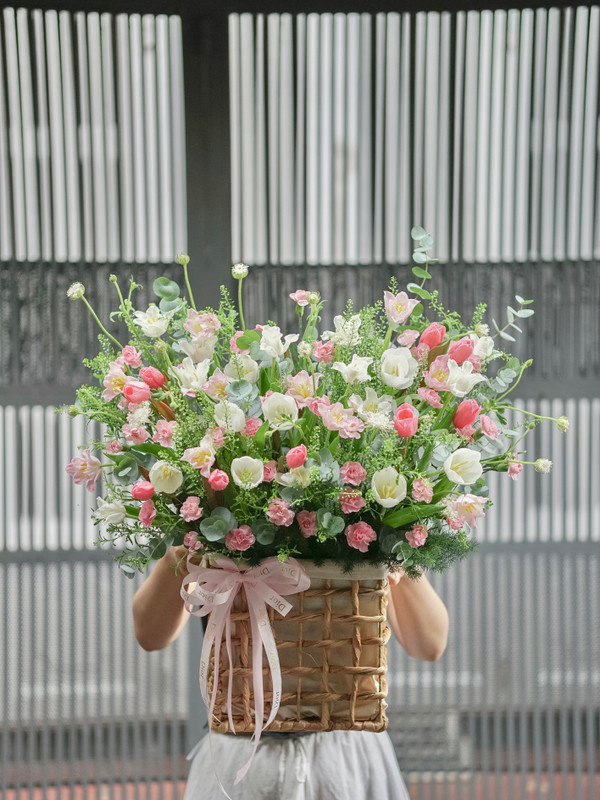 Giỏ hoa tulip - Giỏ hoa 40 cành tulip sang trọng tặng đối tác khách hàng