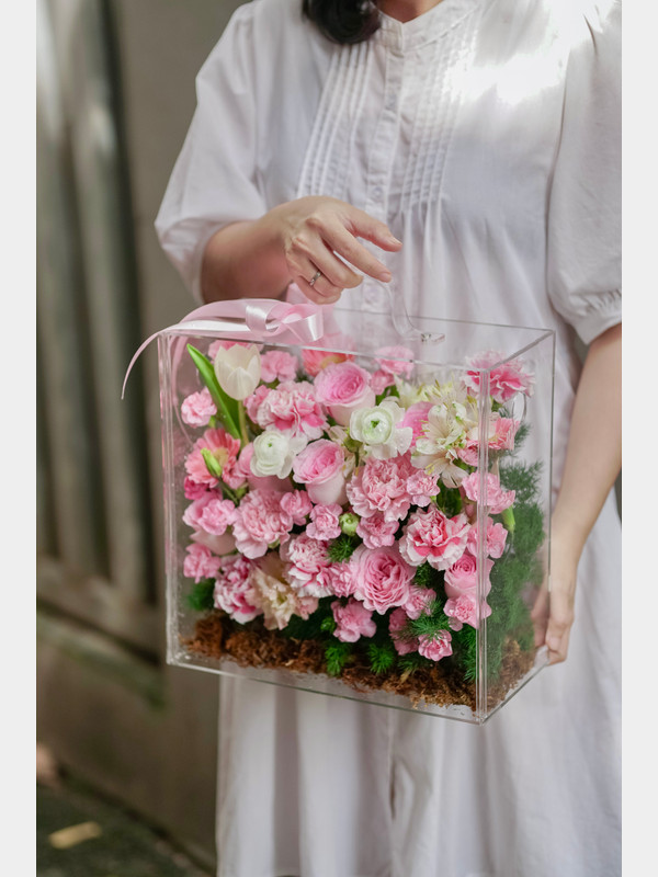 Hộp hoa mica tone hồng sang trọng tặng đối tác