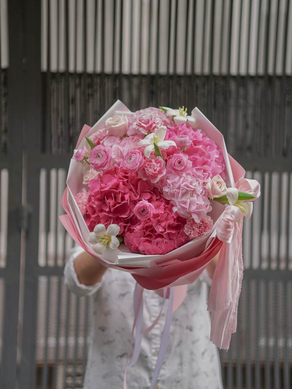 Bó hoa tú cầu hồng mix tulip sang trọng tinh tế