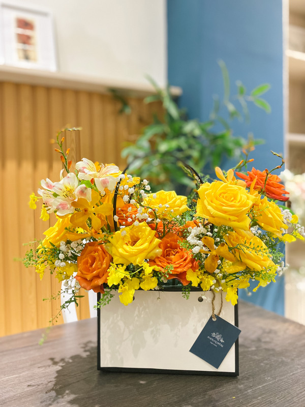 Túi hoa vàng chúc mừng